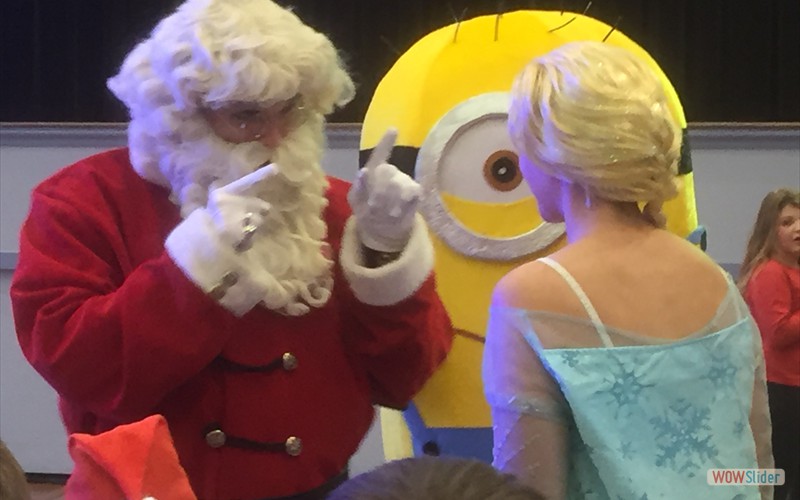 Le père Noel et les mascottes